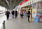 Mulai Dipadati Penumpang, Polisi dan Anjing Pelacak Standbay di Stasiun Pasar Senen
