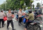 Polsek Ciracas Gelar Pembagian Takjil untuk Warga Selama Bulan Ramadhan 1446 H