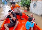 TNI-Polri Bantu Evakuasi Korban Banjir 1,5 Meter yang Mau Cuci Darah