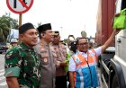 Sinergi TNI - Polri Bagikan Takjil Kepada Masyarakat