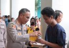 Kapolres dan Polwan Polres Jaktim Bagikan Takjil dan Makanan Gratis untuk Warga Terdampak Banjir