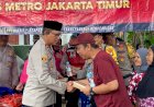 Polsek Kramatjati Bagikan Makanan dan Pakaian untuk Warga Terdampak Banjir