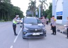 Kapolres Metro Bekasi Bagikan Takjil Kepada Pengguna Jalan di Traffic Light Jurong