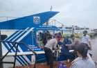 Polri Melayani Sepenuh Hati Personel Pos Yan Kali Adem Lakukan Pengamanan dan Bantu Penumpang Naik Kapal