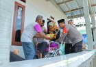Polisi Beri Bantuan Kursi Roda bagi Lansia-Penderita Celebral Palsy di Bekasi