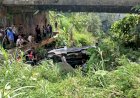 TNI-Polri dan Warga Evakuasi Mobil Terperosok ke Sungai