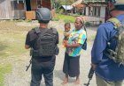Satgas Humas Ops Damai Sambangi Warga dan anak-anak di Distrik Kulirik, Puncak Jaya