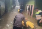 Tim SAR Brimob Metro Jaya Evakuasi Warga Terdampak Banjir di Kebon Pala