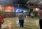 Brimob Polda Metro Jaya Patroli SAR di Wilayah Tangsel, Bantu Warga Terdampak Genangan Air