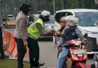 Hari Jadi Polwan ke-77, Kapolres Metro Bekasi Bagikan Bingkisan Bagi Pengguna Jalan