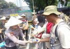 Peringati Hari Tani Nasional, Polisi Potong Tumpeng Bersama Massa Aksi di Jl. Merdeka Selatan Jakarta Pusat.