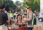 Kapolres Metro Bekasi Pimpin Yanmas Pagi, Bantu Penyeberangan & Bagikan Susu ke Pelajar di Jurong