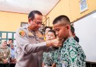 Siswa SD di Cipayung Ucapkan Terima Kasih ke Kapolda dan Kapolres, Dapat Hadiah Peralatan Sekolah