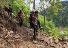 Personel Polres Gayo Lues Evakuasi Warga Sakit dengan Cara Digendong di Desa Tetumpun