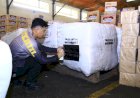 Slog Polri Percepat Distribusi Bantuan ke Tiga Provinsi Terdampak Bencana Melalui Jalur Udara dan Laut