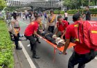 Polisi Bersepeda Sigap Bantu Evakuasi Korban Laka di CFD Jakarta
