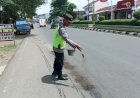 Tutupi Tumpahan Solar Pakai Pasir Di pinggir Jalan Demi Selamatkan Nyawa Pengendara