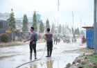 Polri Bantu Kuras Air Yang Merendam Kompi Senapan A Yonif 111 / Karma Bakti, Aceh Tamiang