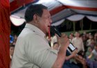 Momen Prabowo Panjatkan Doa Awal Tahun dan Didoakan Balik oleh Warga di Pengungsian Batu Hula