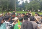 Polisi Bagikan Air Mineral dan Snack pada Pelayanan Unjuk Rasa Ojol