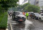 Banjir Rendam Sejumlah Ruas Jalan Jakarta, Brimob–Lantas–Polair PMJ Bergerak Cepat, Polri Siagakan 128.247 Personel Secara Nasional