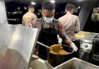 Banjir Rendam Sukamekar Bekasi, Brimob PMJ Dirikan Dapur Lapangan untuk Warga