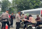 Brimob Polda Metro Jaya Berbagi Takjil, Pengguna Jalan di Ciputat Sambut Hangat