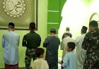 Hangatnya Kebersamaan TMMD Depok, Prajurit dan Warga Tarawih Bersama di Masjid Baitul Rahim