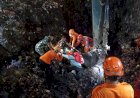 Sigap di Tengah Duka, Prajurit Yonarmed 7/BG Bantu Evakuasi Korban Longsor Bantargebang