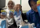 Momen Warga Unboxing Bingkisan dari Open House Prabowo, Ada Sekaleng Biskuit, Tumbler, hingga Sembako