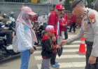 Pelayanan Humanis May Day, Polisi Bagikan Makanan kepada Peserta Aksi