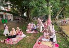 Nikmati Sore di Tepian Mahakam, Warga Samarinda Belajar Merangkai Bunga Sambil Piknik