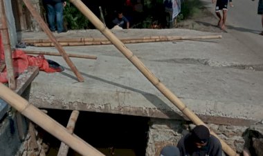 Antisipasi Banjir, Karang Taruna dan Karyawan Perusahaan Desa Tlajung Udik Gunung Putri Melaksanakan Kerja Bakti