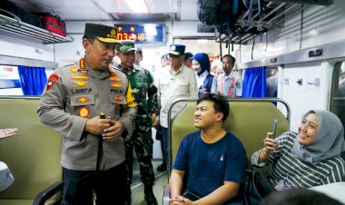 Tinjau Stasiun Pasar Senen, Kapolri Pastikan Pemudik Terlayani dengan Baik 