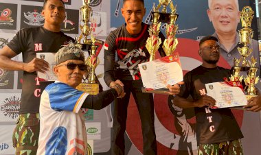 Personel Resimen II Juara Umum Lempar Pisau Dan Kampak Walikota Cup Lempiknas Ke-1 Bandung