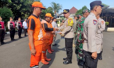 Kapolsek Pulogadung Ganjar Penghargaan kepada Anggota dan Mitra Kerja yang berhasil Tangkap Penjahat