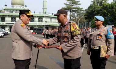 Kapolres Metro Jakarta Selatan Berikan Penghargaan Kepada Bhabinkamtibmas Teladan