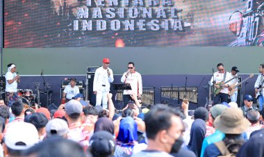 HUT ke-79 TNI, Panglima dan Kapolri Hibur Warga dengan Nyanyi Bareng