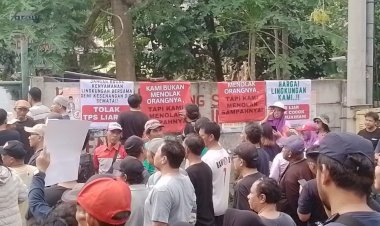 Aksi Unjuk Rasa Damai Warga Meruyung Minta Penutupan TPS Liar