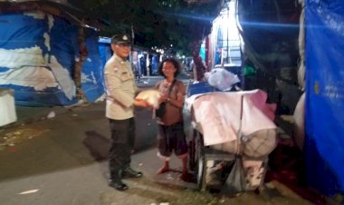 Cooling System Pasca Pilkada 2024, Polres Metro Jaktim Bagikan Beras ke Warga Kurang Mampu