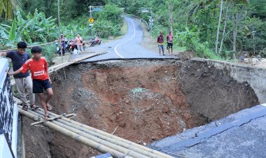 Ditpolairud Polda Jabar dan Satpolairud Polres Sukabumi Bangun Jembatan Darurat