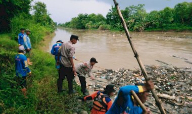 Polisi Bersama Petugas Gabungan Bersihkan Tumpukan Sampah di Sungai Jembatan Glotak Sragi