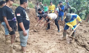 TNI - Polri dan Warga Bersihkan Material Longsor