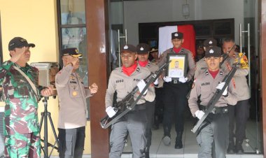 Gugur Dalam Tugas, Jenazah Bripka Anumerta Ronald M. Enok Dimakamkan di Sentani