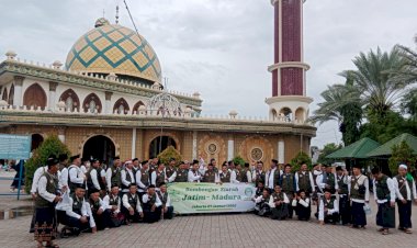 Wisata Religi, MWC NU Cengkareng dan Majelis Dzikir Nurul Hidayah Kunjungi Makan Wali Songo