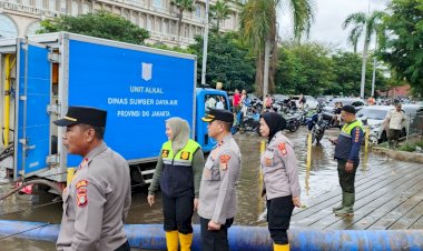 Potret Polri Tanggap Bencana, Personel Polsek Cengkareng Bahu Membahu Evakuasi Warga Di Perum Taman Kencana
