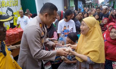 Polres Metro Jakarta Timur Dan Polsek Pasar Rebo Bagikan 250 Makanan Gratis Ke Warga