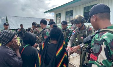 Bentuk Kepedulian Terhadap Warga Masyarakat, TNI-Polri Gelar Bakti Sosial di Distrik Kiwirok