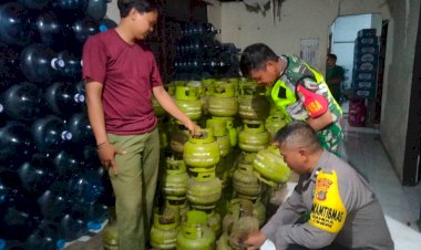 Babinsa dari Koramil 07/Limo Pantau Penyaluran gas LPG 3 Kg