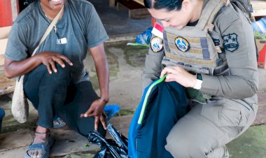 Senyum Polwan Ops Damai Cartenz Membawa Berkah Bagi Mama-Mama Papua di Pasar Lama Oksibil